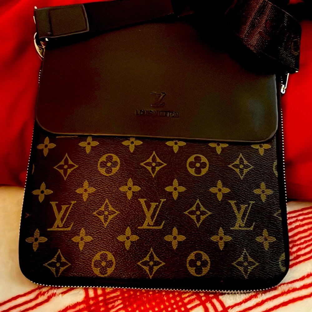 Unisex crossbody bag.